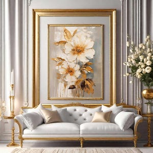 Puede incluir: Una pintura al óleo de flores blancas y doradas en un marco dorado cuelga sobre un sofá blanco con adornos y cojines dorados. La pintura tiene un fondo neutro con detalles dorados y marrones. Un candelabro dorado y un jarrón con flores blancas están a ambos lados.