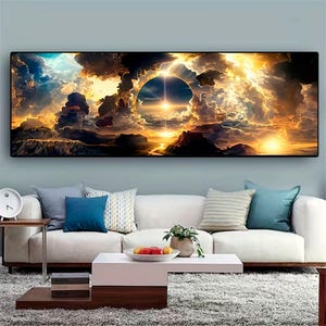 Puede incluir: Un lienzo panorámico de arte mural que muestra una escena celestial dramática con un sol central brillante rodeado de nubes oscuras y arremolinadas y siluetas de montañas escarpadas, con un contraste entre sombras profundas y luz dorada.