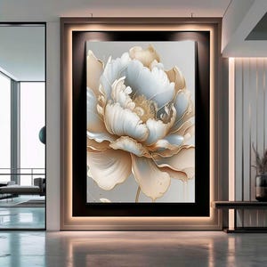 Puede incluir: Una gran impresión artística floral que presenta una peonía detallada en tonos blancos, celeste y dorados. La obra de arte está enmarcada en un borde negro sobre un fondo gris neutro, creando una estética moderna y elegante.