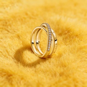 Könnte beinhalten: Ein Set aus drei Keramikbechern mit gesprenkelter, matter Oberfläche. Die Becher sind in den Farbtönen Creme, Hellgrau und Dunkelgrau gehalten. Jeder Becher hat ein schlichtes, minimalistisches Design und einen abgerundeten Griff.