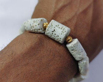Pulsera hecha a mano con cuentas de coral blanco en forma de tambor / Piedra preciosa japonesa natural, detalles de latón, estilo bohemio costero