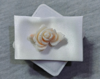 Sculpture japonaise de fleurs de corail blanc-rose : bijoux en pierres précieuses naturelles faits main