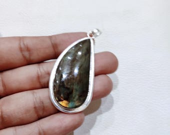 Ciondolo in argento con pietra preziosa di labradorite rossa, fatto a