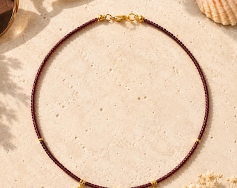 Collier ras-de-cou bordeaux Ariel fait main avec breloques étoiles dorées - Collier ras-de-cou d'été orné de cristaux