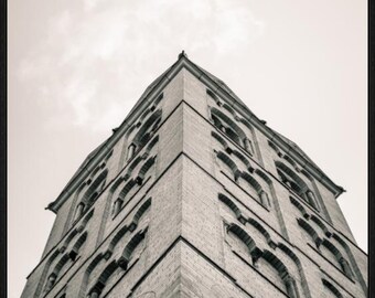 Majestätischer Kölner Turm – Architektur-Kunstdruck in Schwarz-Weiß, erhältlich in verschiedenen Größen