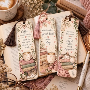 Puede incluir: Tres marcapáginas rectangulares de papel con bordes florales, tazas de café y gatitos durmiendo. El texto dice: Coffee in one hand, book in the other, bliss in my soul; Good coffee, great book, perfect day; Between the pages and sips of coffee, I find my peace.
