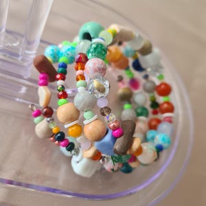 Kleurrijke meerstrengs kralenarmbanden: houten, keramische/aarde/klei kralen, edelsteen kralen, boho hippie boho memory wire, extra lange armbandensets