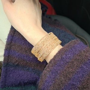 Roségold Farbe Memory Wire Armbänder, Multistrand Armreifen, dünne bis dicke personalisierte Optionen mit Glasperlen
