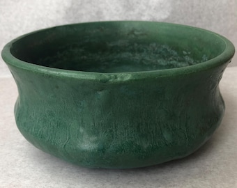 Antike 1910 Zanesville Arts & Crafts dunkelgrüne matte Glasur geriffelte Schüssel-runde Jardiniere-Steingut-Studio-Keramik-rustikaler flacher Pflanzer