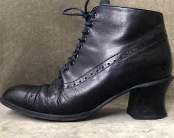 90s y2k Black Leather Victorian Edwardian Style Lace Up Ankle Boots Short High Heel US Womens Size 7 7.5 8 Witchy Goth Vintage Charles David