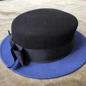 1950s 60s Black Wool Felt Blue Brim Colorblock Short Womens  display picture 2