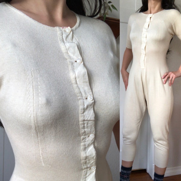 Antiker 1900er Jahre Strick-Einteiler Thermo-Pyjama-Strampler XS Seide Baumwolle Lange Unterhose Unterwäscheknopf Henley 1910er 1920er Jahre Vintage Womens Henley Ivory