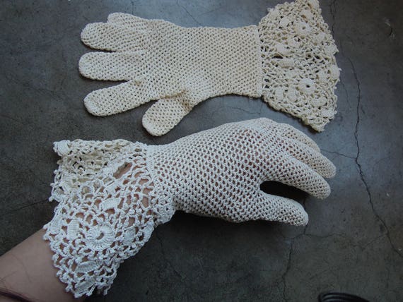 Antique Lace Crochet Gauntlet Ruffle Gloves Size … - image 5