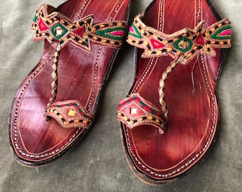 Sandali infradito etnici indiani Kolhapuri vintage fatti a mano in pelle, taglia US da donna 6, ricamati in marrone, oro, rosa, verde e oro, stile boho con cinturino tra le dita.