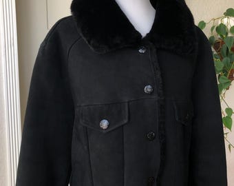 Acne Studios Giacca oversize da donna in pelle scamosciata nera con bottoni a pressione e collo spesso, modello aviatore, bomber, in montone, taglia 36 S.
