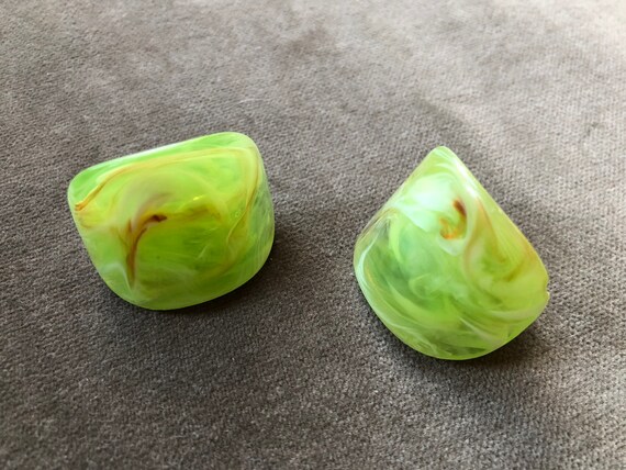 1960s Lucite Marbled Apple Juice Lime Green Chunk… - image 3