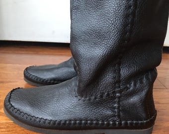 Moccasins Handmade Black Pebbled Leather Comfy Flat Tall Riding Boots Boho Mukluks Womens US 8 8.5 9 9.5 1990s 90s Vintage Knee Calf Pull On
