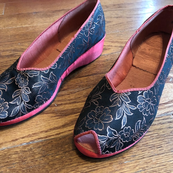 Vtg 40s peeptoe wedge slip on floral satin brocade house slippers sandals black and red womens vintage dize 6/6.5 1940s 50s shoes