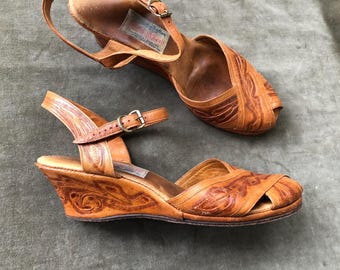 1950s Tooled Leather Peep Toe Wedge Slingback Ankle Strap Sandals Platform Pumps Flores Shoes vintage size 7 1940s 40s 50s Mexico Tan Brown