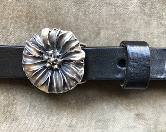 Super Skinny Thick Black Leather Belt Silver Tone Chunky Petite 3D Cast Flower Pin Buckle 1990s 90s Vintage y2k Size XS S 25 26 27 28 Waist