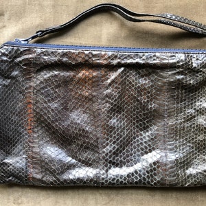 1970s Echtes Schlangenleder dunkelblau grün braun groß Unterarm Weiche Reißverschlusstasche 70er Jahre Vintage Boho Rechteck Reißverschluss Tasche Geldbörse