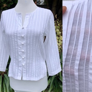 Perfecte witte katoen mini geplooide ronde hals knop up blouse 1990s cropped sleeve vintage maat S XS shirt top India semi pure boho plooien