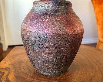 Jarrón pequeño redondo de cerámica con textura de arcilla rústica con esmalte Raku hecho a mano, arte popular, cerámica decorativa, cerámica de gres, primitivo, metálico, oscuro