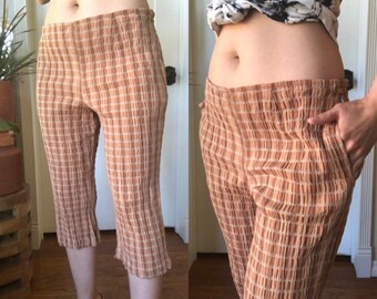 Cotton Crinkle Seersucker Woven Capri Pedal Pusher Pants Shorts Plaid Size M 6 8 10 1990s 90s Vintage Y2K Earthy Peach Tan Beige Rust Button