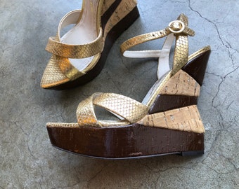 Vintage Gold Metallic Snakeskin Strappy Sculptural Disco Cork Wedge Platform Sandals Alice & Olivia 1970s 70s Style Size 7 37 Brown Patent