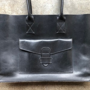 Perfect Thick Leather Smooth Simple Large Tote Work Office Bag Shoulder Purse Classic Black 1980s 80s 1970s 70s Vintage laptop Pocket Shoppe