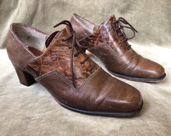 1960s 70s Brown Leather Lace Up Womens Oxfords Shoes Low Block Heel 60s 1970s Vintage Size 5.5 6 6.5 Granny Derby Floral Antique Handmade