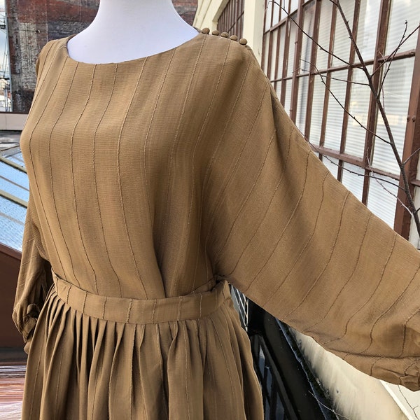 1970s Silk Golden Brown Beige Slub Woven 2 Piece Skirt Blouse Set Dress S M Puff Batwing Boho Poet Peasant 70s 1980s 80s Vintage Lagenlook