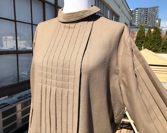 Vintage Mondi German Beige Brown Wool Cotton Blend Boxy Pleated Oxford Blouse Womens L XL 1980s 80s Ski Top Shirt Pirate Pleat Germany Women