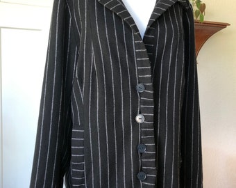 Pode incluir: Um blazer listrado preto e branco com colarinho e fecho de botões.