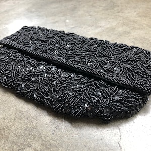 Vintage schimmernde schwarze Glasperlen-Blumen-Pailletten-Falt-Clutch, schmale, flache Umschlag-Geldbörse, 1950er, 50er, 1960er, 60er Jahre, Handtasche von La Regal Ltd