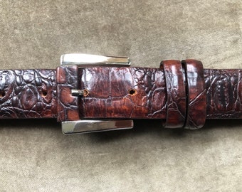 Ceinture marron acajou foncé en cuir de veau gaufré croco des années 90, boucle auto-couverte, impression alligator vintage des années 1990, taille XS S 26 27 28, femme