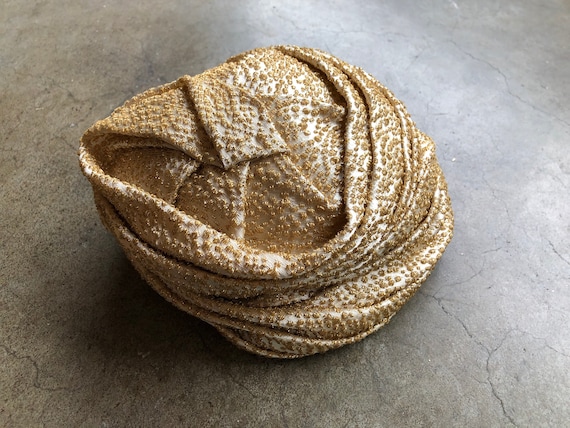40s 50s Gold Satin Wrapped Dramatic Turban Hat Ho… - image 7