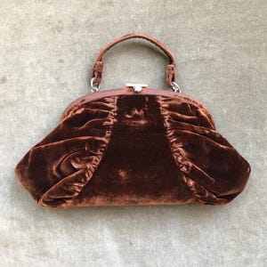 Antik 1930-tals mini brun sidensammetsväska med tryckknappar kuvertplånbok rynkad tygväska aftonväska Vintage art déco markasit mikro från 30-talet