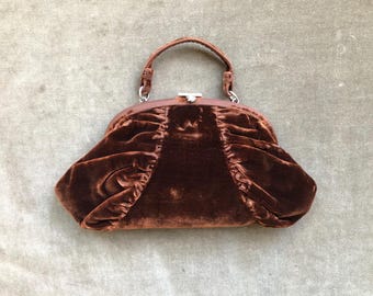 Bolso de mano pequeño antiguo de los años 30, de terciopelo de seda marrón, con broche, tipo clutch, con fruncido, ideal para la noche. Estilo Art Déco vintage, con detalles de marcasita.