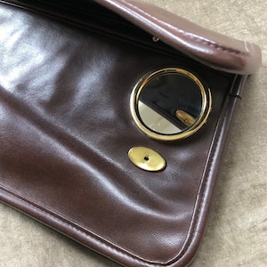 Bolso de mano grande tipo sobre con broche marrón oscuro de piel sintética, estilo retro, de vinilo vegano, con espejo incorporado, años 60 y 70. Bolso inusual y peculiar.