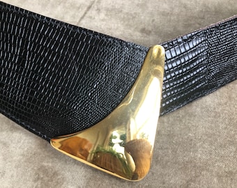 80s Wide Black Leather Retro Belt Iguana Lizard Embossed Gold Buckle Asymmetric 28 29 30 Waist M 1980s 1970s 70s Vintage Corset Kidney Disco