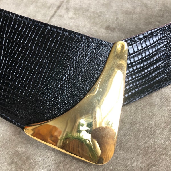 80s Wide Black Leather Retro Belt Iguana Lizard Embossed Gold Buckle Asymmetric 28 29 30 Waist M 1980s 1970s 70s Vintage Corset Kidney Disco