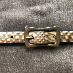 1950s 60s Super Skinny Gold Metallic Vinyl Plastic Retro Fashion Belt 50s 1960s Textured Embossed Vintage Size XS S 25 26 27 28 Waist Slim