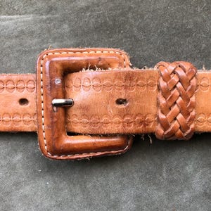 Cintura in pelle spessa marrone chiaro anni '90 con motivo lavorato, vintage, taglia S M L 31 32 33 34, con fibbia rivestita, stile retrò, rustico, western, sud-occidentale, boho.