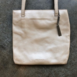 90er Jahre Enzo Angioloni Licht Perlen Beige Creme Taupe Perle Leder Schulter flache schlanke Geldbörse Tasche kleine quadratische Einkaufstasche der 1990er Jahre Vintage