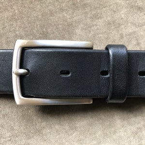 Jaren &#39;90 Zachte Dikke Gladde Volnerf Zwart Leer Heavy Duty Belt Silver Tone Buckle Unisex Heren Jurk sz M 32 33 34 35 Jaren 1990 vintage Slim