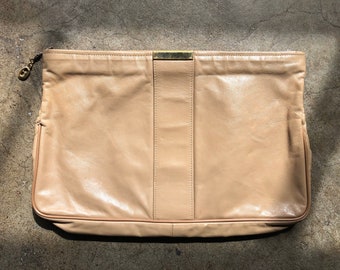 Bolso de mano estilo sobre con cremallera en color marrón claro, beige, gris topo y caqui, estilo bohemio, estilo retro, estilo Letisse, años 70, estilo bohemio y chic.