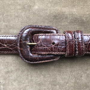 90-tals kalvskinnsbälte med krokodilprägling, mörkbrunt smalt modebälte, självtäckande spänne, 1990-tals vintage Lejon Alligator M L XL 34 35 36 Midja