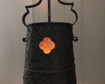 1960er Jahre Vintage Gothic Eimer Tudor Bernstein Glas Laterne Decken Anhänger Elektrische Leuchte Kunsthandwerk Mission Spanisch Revival Rustikales Eisen