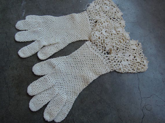 Antique Lace Crochet Gauntlet Ruffle Gloves Size … - image 9